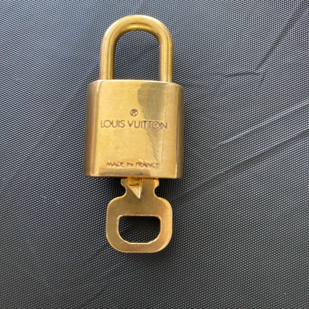 Louis Vuitton Lock (gold) 315